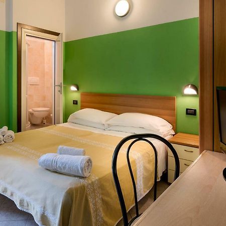 Hot n' Fun Berna Hotel Rimini Esterno foto