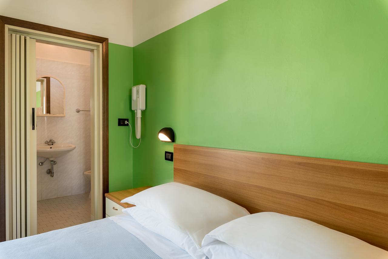 Hot n' Fun Berna Hotel Rimini Esterno foto